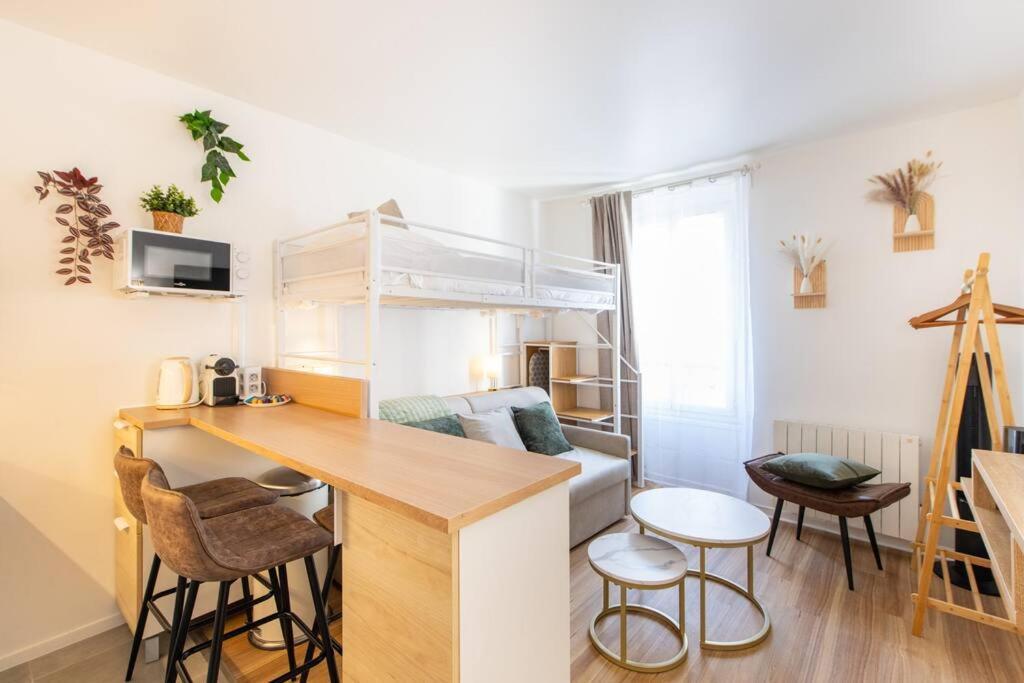 Apartment Amazing Stylish Studio, Well Located Near Metro, Bastille Neighborhood Paris